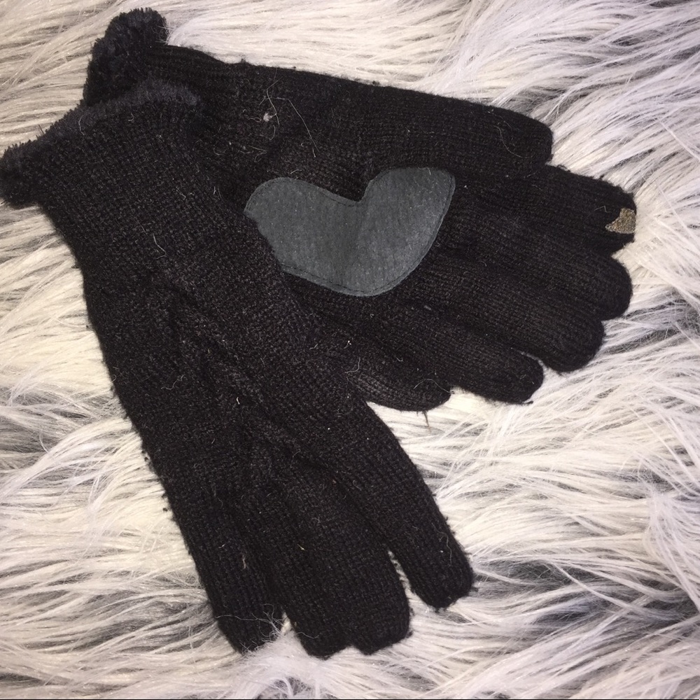 SMARTPHONE COMPATIBLE GLOVES